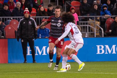 Toronto, ON, Kanada - 20 Nisan 2024: Toronto FC 'nin 10 numaralı forveti, Toronto FC (Kanada) ile New England Revolution (ABD) arasında oynanan MLS Normal Sezonu maçı sırasında topla birlikte hareket ediyor.
