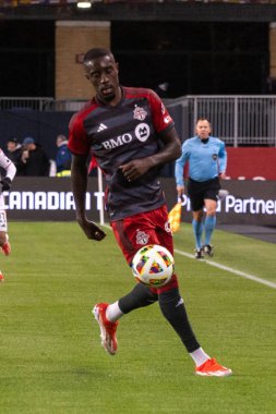 Toronto, ON, Kanada - 20 Nisan 2024: Toronto FC 'nin 99 numaralı forveti Toronto FC (Kanada) ile New England Revolution (ABD) arasında oynanan MLS Normal Sezonu maçı sırasında topla birlikte koşar.