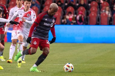 Toronto, ON, Kanada - 20 Nisan 2024: Toronto FC 'nin 20 numaralı orta saha oyuncusu Toronto FC (Kanada) ile New England Revolution (ABD) arasında oynanan MLS Normal Sezonu maçı sırasında topla hareket ediyor.
