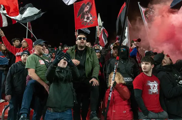 Toronto, ON, Kanada - 20 Nisan 2024: Toronto FC taraftarları Toronto FC (Kanada) ile New England Revolution (ABD) arasında oynanan MLS Normal Sezonu maçı sırasında