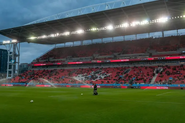Toronto, ON, Kanada - 20 Nisan 2024: Toronto FC (Kanada) ve New England Revolution (ABD) arasında oynanan MLS Normal Sezonu maçı sırasında BMO Field 'da görüntülenir)