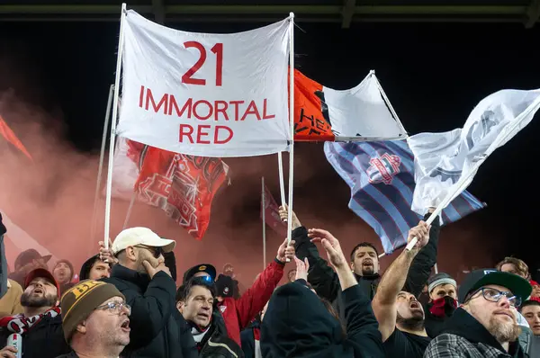 Toronto, ON, Kanada - 20 Nisan 2024: Toronto FC taraftarları Toronto FC (Kanada) ile New England Revolution (ABD) arasında oynanan MLS Normal Sezonu maçı sırasında