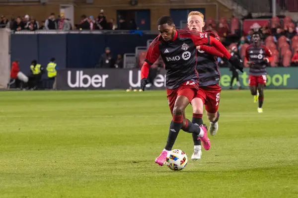 Toronto, ON, Kanada - 20 Nisan 2024: Toronto FC 'nin Tyrese Spicer # 16 forveti Toronto FC (Kanada) ve New England Revolution (ABD) arasında oynanan MLS Normal Sezonu maçı sırasında top ile hareket etmektedir.