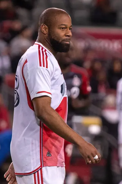 Toronto, ON, Kanada - 20 Nisan 2024: Andrew Farrell # 88 New England Revolution savunucusu Toronto FC (Kanada) ile New England Revolution (ABD) arasında oynanan MLS Normal Sezonu maçına bakıyor