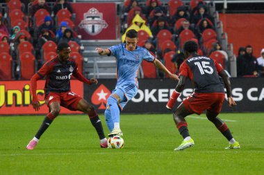 Toronto, ON, Kanada - 11 Mayıs 2024: Hannes Wolf # 17 New York City FC forveti Toronto FC (Kanada) ile New York City FC (ABD) arasında oynanan maçta top sürüyor