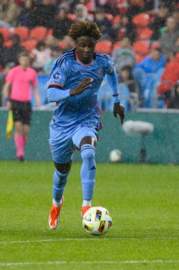 Toronto, ON, Kanada - 11 Mayıs 2024: New York City FC 'nin 88 numaralı forveti Toronto FC (Kanada) ile New York City FC (ABD) arasında oynanan maçta topla birlikte hareket ediyor.