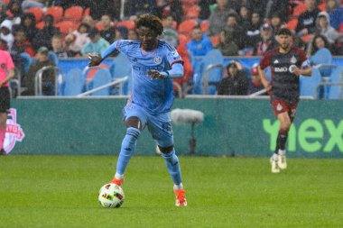 Toronto, ON, Kanada - 11 Mayıs 2024: New York City FC 'nin 88 numaralı forveti Toronto FC (Kanada) ile New York City FC (ABD) arasında oynanan maçta topla birlikte hareket ediyor.