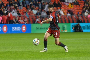Toronto, ON, Kanada - 11 Mayıs 2024: Jonathan Osorio # 21 Toronto FC orta saha oyuncusu Toronto FC (Kanada) ile New York City FC (ABD) arasında oynanan maçta topla hareket ediyor.