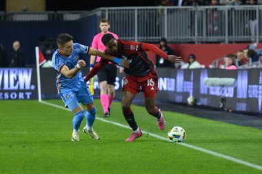 Toronto, ON, Kanada - 11 Mayıs 2024: Toronto FC 'den Tyrese Spicer # 16 forvet Toronto FC (Kanada) ve New York City FC (ABD) arasında BMO Field' da oynanan maçta topla hareket ediyor