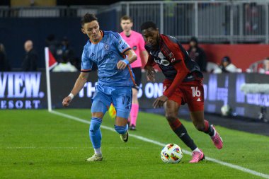 Toronto, ON, Kanada - 11 Mayıs 2024: Toronto FC 'den Tyrese Spicer # 16 forvet Toronto FC (Kanada) ve New York City FC (ABD) arasında BMO Field' da oynanan maçta topla hareket ediyor