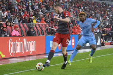 Toronto, ON, Kanada - 11 Mayıs 2024: Toronto FC 'nin Kevin Long # 5 numaralı defans oyuncusu Toronto FC (Kanada) ile New York City FC (ABD) arasında BMO Field' da oynanan maçta topla koşuyor.
