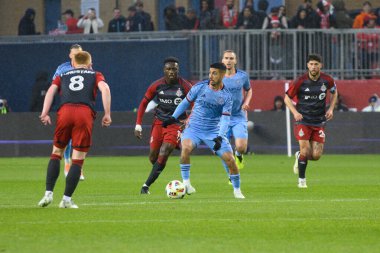 Toronto, ON, Kanada - 11 Mayıs 2024: Santiago Rodrguez # 10 forvet New York FC forveti Toronto FC (Kanada) ile New York City FC (ABD) arasında oynanan maçta topla hareket ediyor.