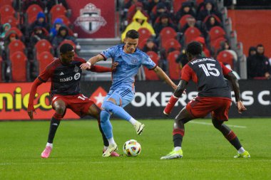Toronto, ON, Kanada - 11 Mayıs 2024: Hannes Wolf # 17 New York City FC forveti Toronto FC (Kanada) ile New York City FC (ABD) arasında oynanan maçta top sürüyor