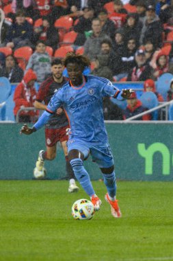 Toronto, ON, Kanada - 11 Mayıs 2024: New York City FC 'nin 88 numaralı forveti Toronto FC (Kanada) ile New York City FC (ABD) arasında oynanan maçta topla birlikte hareket ediyor.