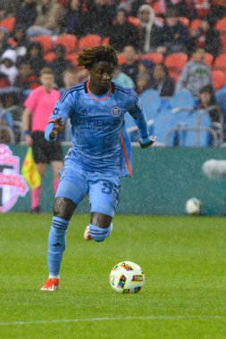 Toronto, ON, Kanada - 11 Mayıs 2024: New York City FC 'nin 88 numaralı forveti Toronto FC (Kanada) ile New York City FC (ABD) arasında oynanan maçta topla birlikte hareket ediyor.