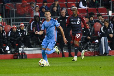 Toronto, ON, Kanada - 11 Mayıs 2024: New York City FC 'nin 17 numaralı forveti, Toronto FC (Kanada) ile New York City FC (ABD) arasında oynanan maçta topla birlikte hareket ediyor.
