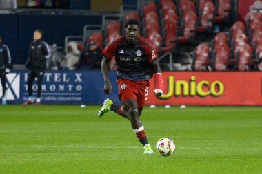 Toronto, ON, Kanada - 11 Mayıs 2024: Nickseon Gomis # 15 Toronto FC defans oyuncusu Toronto FC (Kanada) ile New York City FC (ABD) arasında oynanan maçta topla hareket ediyor