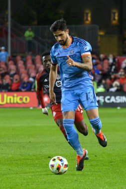 Toronto, ON, Kanada - 11 Mayıs 2024: Thiago Martins # 13 New York City FC defender Toronto FC (Kanada) ile New York City FC (ABD) arasında oynanan maçta topla koşar.
