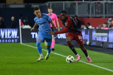 Toronto, ON, Kanada - 11 Mayıs 2024: Toronto FC 'den Tyrese Spicer # 16 forvet Toronto FC (Kanada) ve New York City FC (ABD) arasında BMO Field' da oynanan maçta topla hareket ediyor