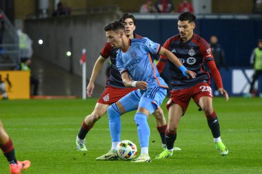 Toronto, ON, Kanada - 11 Mayıs 2024: Hannes Wolf # 17 New York City FC forveti Toronto FC (Kanada) ile New York City FC (ABD) arasında oynanan maçta top sürüyor