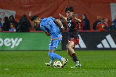 Toronto, ON, Kanada - 11 Mayıs 2024: Toronto FC 'nin 14 numaralı orta saha oyuncusu Toronto FC (Kanada) ve New York City FC (ABD) arasında oynanan BMO Field' da oynanan maçta topu almaya çalışıyor.