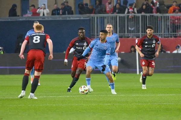 Toronto, ON, Kanada - 11 Mayıs 2024: Santiago Rodrguez # 10 forvet New York FC forveti Toronto FC (Kanada) ile New York City FC (ABD) arasında oynanan maçta topla hareket ediyor.