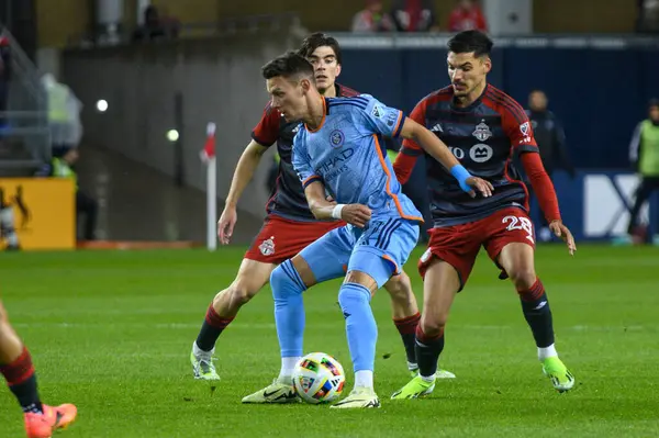 Toronto, ON, Kanada - 11 Mayıs 2024: Hannes Wolf # 17 New York City FC forveti Toronto FC (Kanada) ile New York City FC (ABD) arasında oynanan maçta top sürüyor