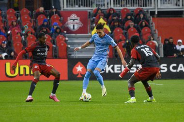 Toronto, ON, Kanada - 11 Mayıs 2024: Hannes Wolf # 17 New York City FC forveti Toronto FC (Kanada) ile New York City FC (ABD) arasında oynanan maçta top sürüyor