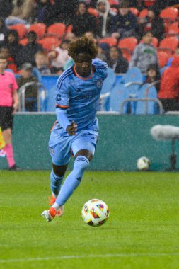 Toronto, ON, Kanada - 11 Mayıs 2024: New York City FC 'nin 88 numaralı forveti Toronto FC (Kanada) ile New York City FC (ABD) arasında oynanan maçta topla birlikte hareket ediyor.