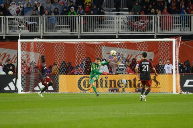 Toronto, ON, Kanada - 11 Mayıs 2024: Matthew Freese # 49 New York City FC kalecisi Toronto FC (Kanada) ile New York City FC (ABD) arasında oynanan maçta topa vuruyor