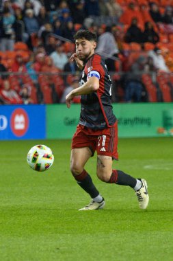 Toronto, ON, Kanada - 11 Mayıs 2024: Jonathan Osorio # 21 Toronto FC orta saha oyuncusu Toronto FC (Kanada) ile New York City FC (ABD) arasında oynanan maçta topla hareket ediyor.