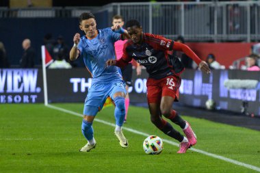 Toronto, ON, Kanada - 11 Mayıs 2024: Toronto FC 'den Tyrese Spicer # 16 forvet Toronto FC (Kanada) ve New York City FC (ABD) arasında BMO Field' da oynanan maçta topla hareket ediyor