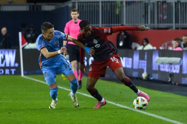 Toronto, ON, Kanada - 11 Mayıs 2024: Toronto FC 'den Tyrese Spicer # 16 forvet Toronto FC (Kanada) ve New York City FC (ABD) arasında BMO Field' da oynanan maçta topla hareket ediyor