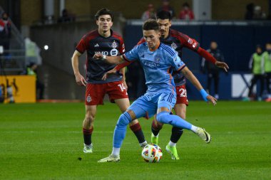 Toronto, ON, Kanada - 11 Mayıs 2024: Hannes Wolf # 17 New York City FC forveti Toronto FC (Kanada) ile New York City FC (ABD) arasında oynanan maçta top sürüyor