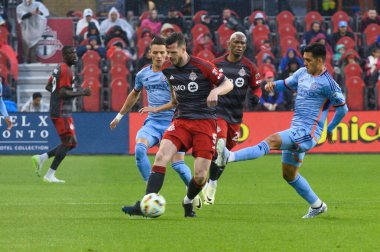 Toronto, ON, Kanada - 11 Mayıs 2024: Toronto FC 'nin Kevin Long # 5 numaralı defans oyuncusu Toronto FC (Kanada) ile New York City FC (ABD) arasında BMO Field' da oynanan maçta topla koşuyor.