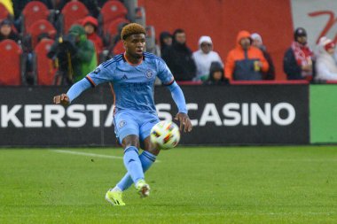Toronto, ON, Kanada - 11 Mayıs 2024: Tayvon Gray # 24 New York City FC savunucusu Toronto FC (Kanada) ile New York City FC (ABD) arasında oynanan maçta
