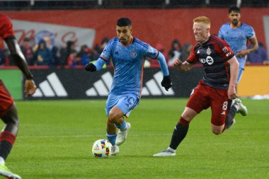 Toronto, ON, Kanada - 11 Mayıs 2024: Santiago Rodrguez # 10 forvet New York FC forveti Toronto FC (Kanada) ile New York City FC (ABD) arasında oynanan maçta topla birlikte koşuyor..