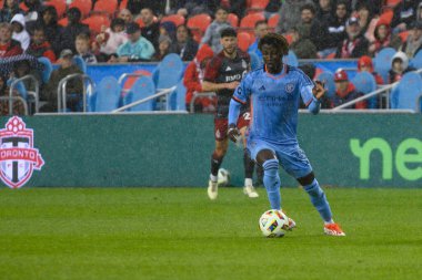 Toronto, ON, Kanada - 11 Mayıs 2024: New York City FC 'nin 88 numaralı forveti Toronto FC (Kanada) ile New York City FC (ABD) arasında oynanan maçta topla birlikte hareket ediyor.