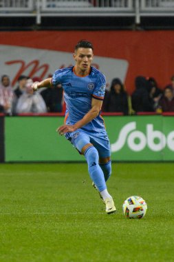 Toronto, ON, Kanada - 11 Mayıs 2024: New York City FC 'nin 17 numaralı forveti, Toronto FC (Kanada) ile New York City FC (ABD) arasında oynanan maçta topla birlikte hareket ediyor.