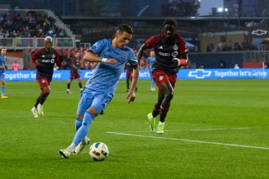 Toronto, ON, Kanada - 11 Mayıs 2024: New York City FC 'nin 17 numaralı forveti, Toronto FC (Kanada) ile New York City FC (ABD) arasında oynanan maçta topla birlikte hareket ediyor.