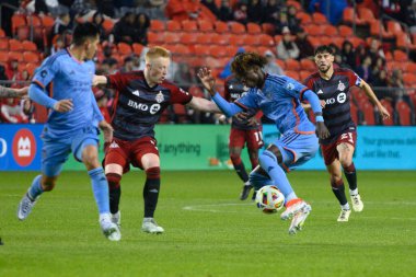 Toronto, ON, Kanada - 11 Mayıs 2024: Malachi Jones # 88 New York City FC forveti Toronto FC (Kanada) ile New York City FC (ABD) arasında oynanan maçta top sürüyor