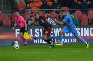 Toronto, ON, Kanada - 11 Mayıs 2024: Toronto FC 'nin 10 numaralı forveti Toronto FC (Kanada) ve New York City FC (ABD) arasında BMO Field' da oynanan maçta topla hareket ediyor