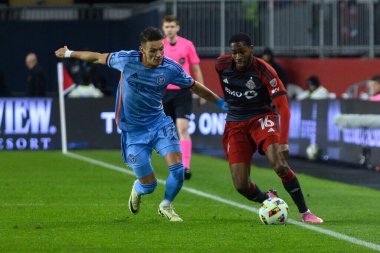 Toronto, ON, Kanada - 11 Mayıs 2024: Toronto FC 'den Tyrese Spicer # 16 forvet Toronto FC (Kanada) ve New York City FC (ABD) arasında BMO Field' da oynanan maçta topla hareket ediyor