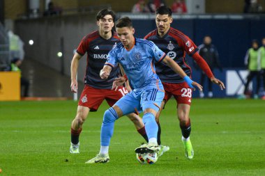 Toronto, ON, Kanada - 11 Mayıs 2024: Hannes Wolf # 17 New York City FC forveti Toronto FC (Kanada) ile New York City FC (ABD) arasında oynanan maçta top sürüyor