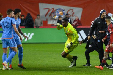 Toronto, ON, Kanada - 11 Mayıs 2024: Toronto FC 'nin 1 numaralı kalecisi, Toronto FC (Kanada) ile New York City FC (ABD) arasında oynanan maçın ardından rakipleriyle tartıştı.