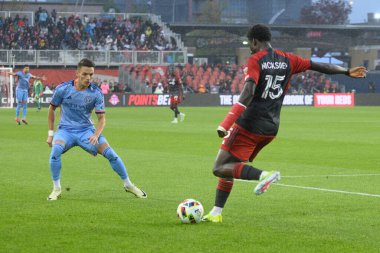 Toronto, ON, Kanada - 11 Mayıs 2024: Nickseon Gomis # 15 Toronto FC savunucusu Toronto FC (Kanada) ile New York City FC (ABD) arasında oynanan maçta topa vuruyor