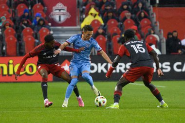 Toronto, ON, Kanada - 11 Mayıs 2024: Hannes Wolf # 17 New York City FC forveti Toronto FC (Kanada) ile New York City FC (ABD) arasında oynanan maçta top sürüyor