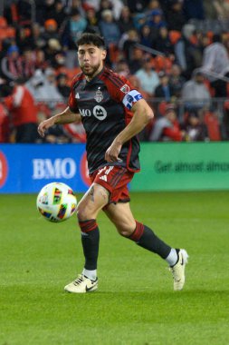 Toronto, ON, Kanada - 11 Mayıs 2024: Jonathan Osorio # 21 Toronto FC orta saha oyuncusu Toronto FC (Kanada) ile New York City FC (ABD) arasında oynanan maçta topla hareket ediyor.