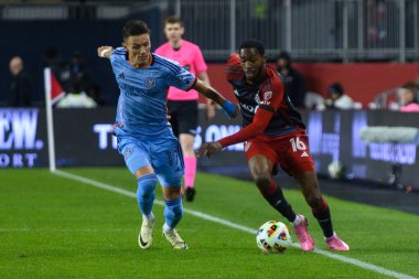 Toronto, ON, Kanada - 11 Mayıs 2024: Toronto FC 'den Tyrese Spicer # 16 forvet Toronto FC (Kanada) ve New York City FC (ABD) arasında BMO Field' da oynanan maçta topla hareket ediyor