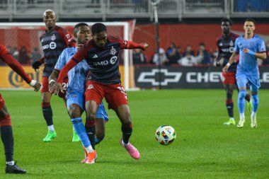 Toronto, ON, Kanada - 11 Mayıs 2024: Toronto FC 'den Tyrese Spicer # 16 forvet Toronto FC (Kanada) ve New York City FC (ABD) arasında BMO Field' da oynanan maçta topla hareket ediyor